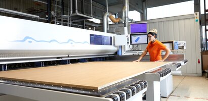 Mitarbeiterin bei ihrer Tätigkeit im Bearbeitungszentrum